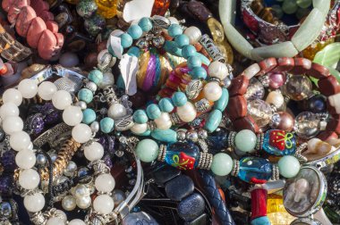 boncuk, boncuk çelenk. cam, taş veya benzeri malzemeden, küçük bir parça genellikle yuvarlanır ve diğerleri ile bir kolye olarak iş parçacığı için delikli