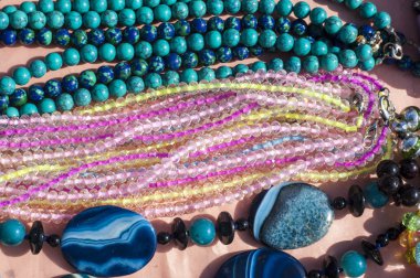 boncuk, boncuk çelenk. cam, taş veya benzeri malzemeden, küçük bir parça genellikle yuvarlanır ve diğerleri ile bir kolye olarak iş parçacığı için delikli