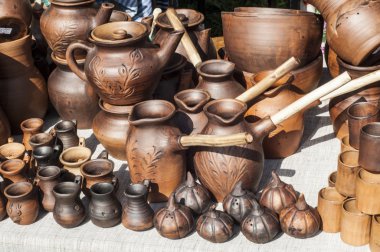 Seramik, çanak çömlek, clayware, çanak çömlek, taş. büyük bir konteyner, genellikle toprak holding ve sıvılar dökme için kullanılan bir dudak ve bir deste ile.