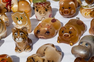 ince bir kadın iç çamaşırı giyen. mükemmel seksi kalçalar. kadın külotu almak. iç çamaşırı seksi popo kızları. güzel kadın kalça yolu ile closeup