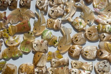 ince bir kadın iç çamaşırı giyen. mükemmel seksi kalçalar. kadın külotu almak. iç çamaşırı seksi popo kızları. güzel kadın kalça yolu ile closeup