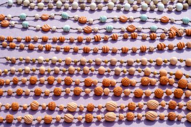 Doku, arka plan. Mücevherat, imitasyon takı. Takı ya da ıvır zıvır. Kıymetli Maden ve taşların yapılmış Bayan Takı