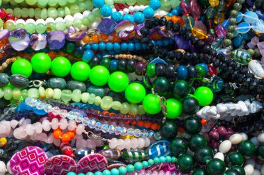 Doku, arka plan. Mücevherat, imitasyon takı. Takı ya da ıvır zıvır. Kıymetli Maden ve taşların yapılmış Bayan Takı