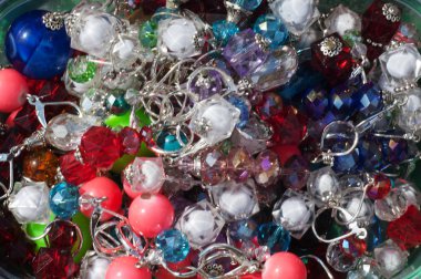 Doku, arka plan. Mücevherat, imitasyon takı. Takı ya da ıvır zıvır. Kıymetli Maden ve taşların yapılmış Bayan Takı