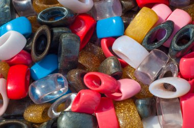 Doku, arka plan. Mücevherat, imitasyon takı. Takı ya da ıvır zıvır. Kıymetli Maden ve taşların yapılmış Bayan Takı