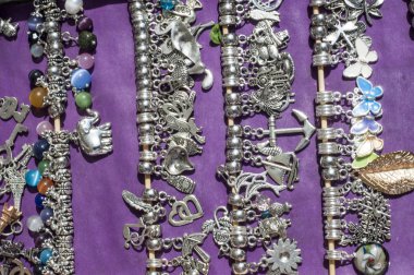 boncuk, boncuk çelenk. cam, taş veya benzeri malzemeden, küçük bir parça genellikle yuvarlanır ve diğerleri ile bir kolye olarak iş parçacığı için delikli