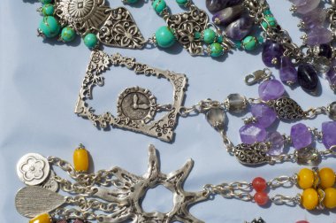 boncuk, boncuk çelenk. cam, taş veya benzeri malzemeden, küçük bir parça genellikle yuvarlanır ve diğerleri ile bir kolye olarak iş parçacığı için delikli