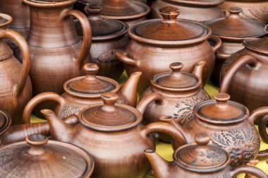 Seramik, çanak çömlek, clayware, çanak çömlek, taş. büyük bir konteyner, genellikle toprak holding ve sıvılar dökme için kullanılan bir dudak ve bir deste ile.