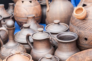 Seramik, çanak çömlek, clayware, çanak çömlek, taş. büyük bir konteyner, genellikle toprak holding ve sıvılar dökme için kullanılan bir dudak ve bir deste ile.