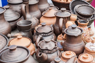 Seramik, çanak çömlek, clayware, çanak çömlek, taş. büyük bir konteyner, genellikle toprak holding ve sıvılar dökme için kullanılan bir dudak ve bir deste ile.