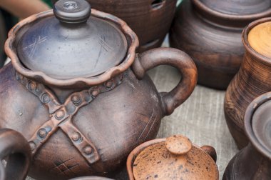 Seramik, çanak çömlek, clayware, çanak çömlek, taş. büyük bir konteyner, genellikle toprak holding ve sıvılar dökme için kullanılan bir dudak ve bir deste ile.