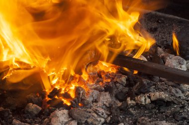 Kömürlerin yanma ile eski moda demirci ocağı. Köz ve bir Smith'in forge alevi. Kırmızı kömürler ile boru ısıtmalı.