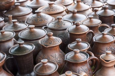 Seramik, çanak çömlek, clayware, çanak çömlek, taş. büyük bir konteyner, genellikle toprak holding ve sıvılar dökme için kullanılan bir dudak ve bir deste ile.