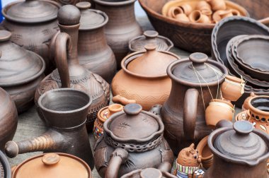 Seramik, çanak çömlek, clayware, çanak çömlek, taş. büyük bir konteyner, genellikle toprak holding ve sıvılar dökme için kullanılan bir dudak ve bir deste ile.