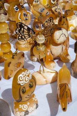 ince bir kadın iç çamaşırı giyen. mükemmel seksi kalçalar. kadın külotu almak. iç çamaşırı seksi popo kızları. güzel kadın kalça yolu ile closeup