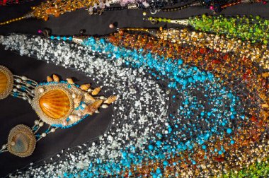 boncuk, boncuk çelenk. Doku, arka plan. Cam, taş veya benzeri malzemeden, küçük bir parça genellikle yuvarlanır ve kumaş üzerine dikiş veya başkalarıyla bir kolye veya tesbih olarak iş parçacığı için delikli.