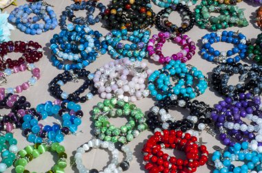 boncuk, boncuk çelenk. cam, taş veya benzeri malzemeden, küçük bir parça genellikle yuvarlanır ve diğerleri ile bir kolye olarak iş parçacığı için delikli