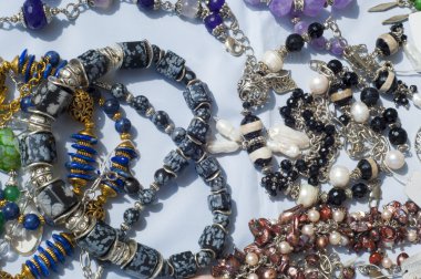 boncuk, boncuk çelenk. cam, taş veya benzeri malzemeden, küçük bir parça genellikle yuvarlanır ve diğerleri ile bir kolye olarak iş parçacığı için delikli