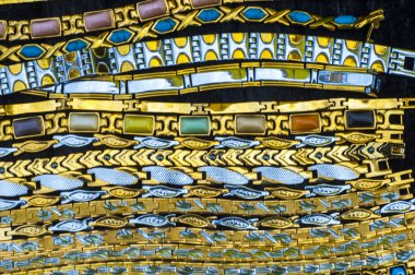 boncuk, boncuk çelenk. cam, taş veya benzeri malzemeden, küçük bir parça genellikle yuvarlanır ve diğerleri ile bir kolye olarak iş parçacığı için delikli