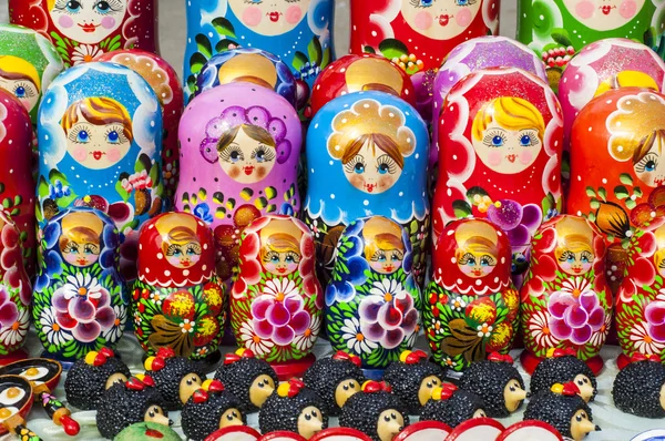 Bonecas de nidificação russas coloridas no mercado . — Fotografia de Stock