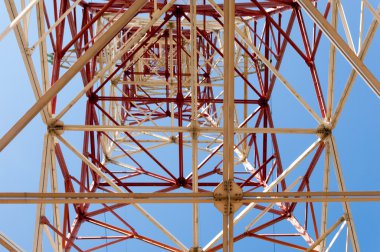 Doku enerji ayağı. Elektrik pilon mavi gökyüzü karşı detay: yüksek gerilim elektrik direği aşağıdan