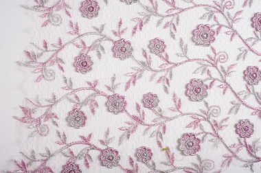 doku dantel. iyi bir açık kumaş, pamuk veya ipek, genellikle birini döngü, büküm veya desenleri iplik örgü tarafından yapılan ve özellikle hazır giyim süsleme için kullanılan.