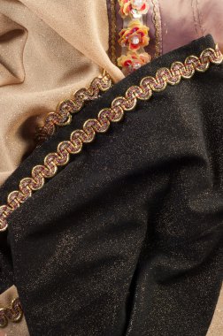 doku dantel. iyi bir açık kumaş, pamuk veya ipek, genellikle birini döngü, büküm veya desenleri iplik örgü tarafından yapılan ve özellikle hazır giyim süsleme için kullanılan.