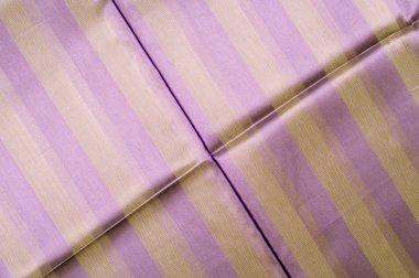 doku dantel. iyi bir açık kumaş, pamuk veya ipek, genellikle birini döngü, büküm veya desenleri iplik örgü tarafından yapılan ve özellikle hazır giyim süsleme için kullanılan.