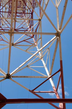 Doku enerji ayağı. Elektrik pilon mavi gökyüzü karşı detay: yüksek gerilim elektrik direği aşağıdan