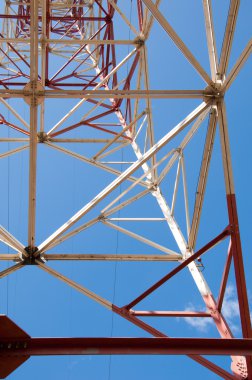 Doku enerji ayağı. Elektrik pilon mavi gökyüzü karşı detay: yüksek gerilim elektrik direği aşağıdan