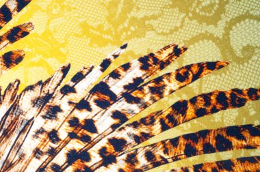 doku dantel. iyi bir açık kumaş, pamuk veya ipek, genellikle birini döngü, büküm veya desenleri iplik örgü tarafından yapılan ve özellikle hazır giyim süsleme için kullanılan.