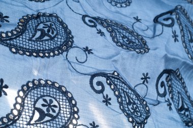 doku dantel. iyi bir açık kumaş, pamuk veya ipek, genellikle birini döngü, büküm veya desenleri iplik örgü tarafından yapılan ve özellikle hazır giyim süsleme için kullanılan.