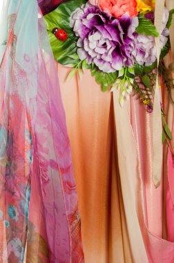 Pembe kumaş çiçek işlemeli. doku. Stüdyo fotoğrafı