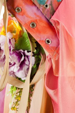 Pembe kumaş çiçek işlemeli. doku. Stüdyo fotoğrafı