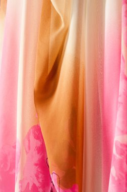 Pembe kumaş çiçek işlemeli. doku. Stüdyo fotoğrafı