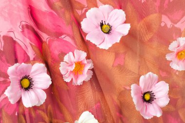 Pembe kumaş çiçek işlemeli. doku. Stüdyo fotoğrafı