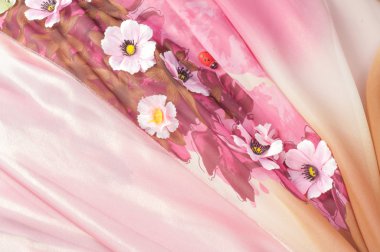 Pembe kumaş çiçek işlemeli. doku. Stüdyo fotoğrafı