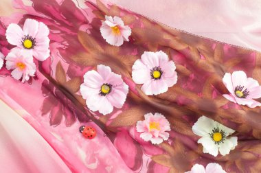 Pembe kumaş çiçek işlemeli. doku