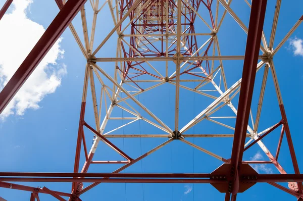 エネルギーの柱をテクスチャします 青空送電鉄塔の詳細 下から高電圧電気柱 — ストック写真