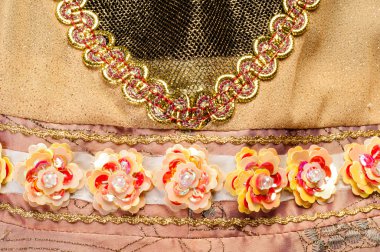 doku dantel. iyi bir açık kumaş, pamuk veya ipek, genellikle birini döngü, büküm veya desenleri iplik örgü tarafından yapılan ve özellikle hazır giyim süsleme için kullanılan.