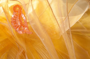 doku dantel. iyi bir açık kumaş, pamuk veya ipek, genellikle birini döngü, büküm veya desenleri iplik örgü tarafından yapılan ve özellikle hazır giyim süsleme için kullanılan.