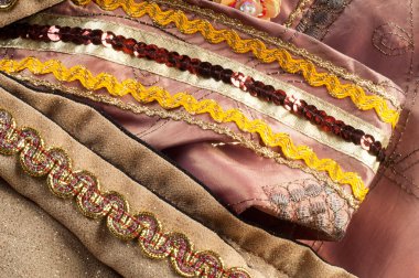 doku dantel. iyi bir açık kumaş, pamuk veya ipek, genellikle birini döngü, büküm veya desenleri iplik örgü tarafından yapılan ve özellikle hazır giyim süsleme için kullanılan.