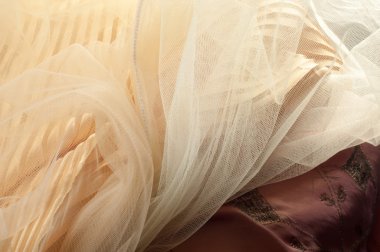 doku dantel. iyi bir açık kumaş, pamuk veya ipek, genellikle birini döngü, büküm veya desenleri iplik örgü tarafından yapılan ve özellikle hazır giyim süsleme için kullanılan.