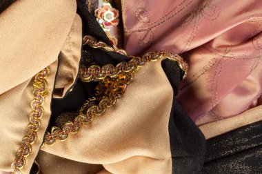 doku dantel. iyi bir açık kumaş, pamuk veya ipek, genellikle birini döngü, büküm veya desenleri iplik örgü tarafından yapılan ve özellikle hazır giyim süsleme için kullanılan.