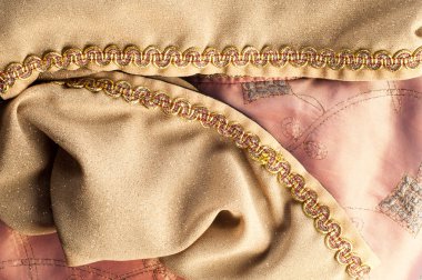 doku dantel. iyi bir açık kumaş, pamuk veya ipek, genellikle birini döngü, büküm veya desenleri iplik örgü tarafından yapılan ve özellikle hazır giyim süsleme için kullanılan.