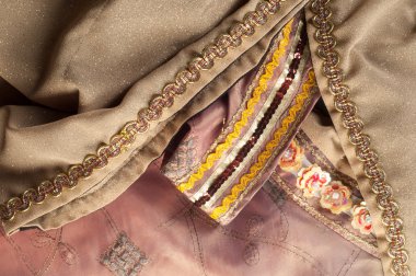 doku dantel. iyi bir açık kumaş, pamuk veya ipek, genellikle birini döngü, büküm veya desenleri iplik örgü tarafından yapılan ve özellikle hazır giyim süsleme için kullanılan.