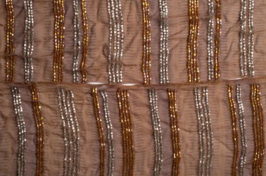 doku dantel. iyi bir açık kumaş, pamuk veya ipek, genellikle birini döngü, büküm veya desenleri iplik örgü tarafından yapılan ve özellikle hazır giyim süsleme için kullanılan.