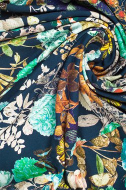 Örme kumaş. Çiçekler, meyveler ve kelebekler siyah arka