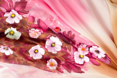 Pembe kumaş çiçek işlemeli. doku. Stüdyo fotoğrafı