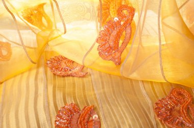 doku dantel. iyi bir açık kumaş, pamuk veya ipek, genellikle birini döngü, büküm veya desenleri iplik örgü tarafından yapılan ve özellikle hazır giyim süsleme için kullanılan.